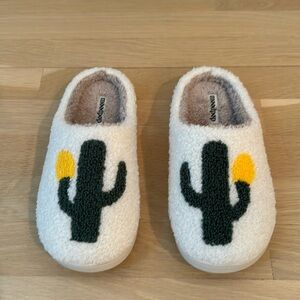 Moodpop cactus slippers small 5/6 NWOT
